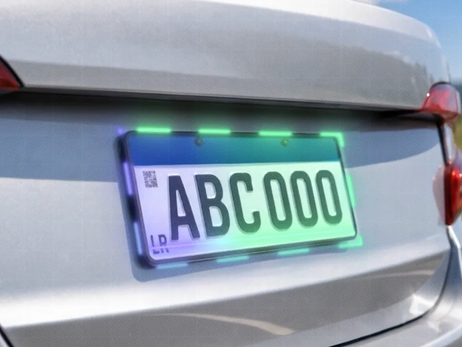 Placa de carro com moldura de luz verde, lida pelo sistema.