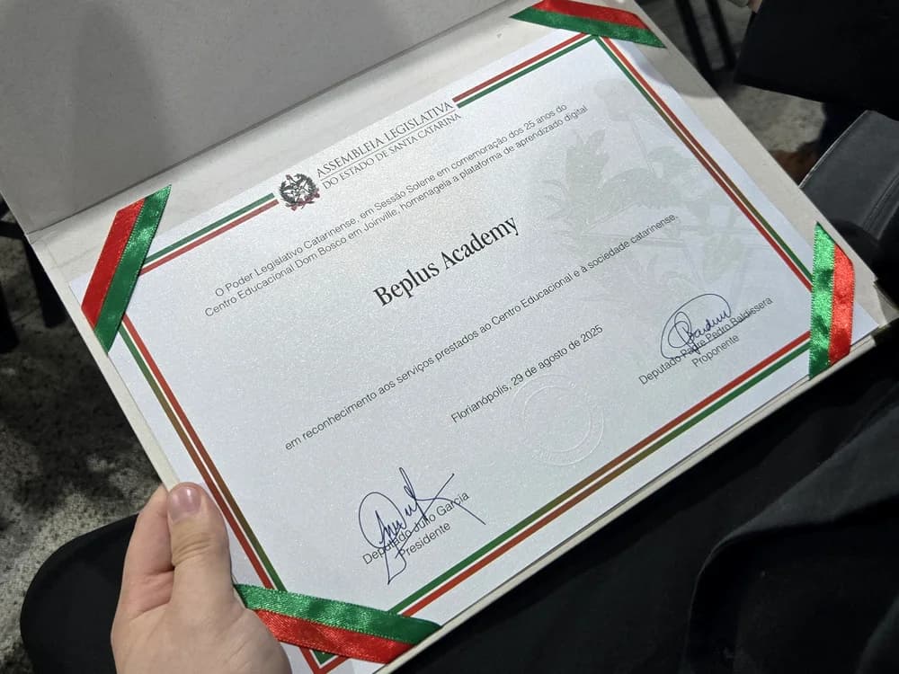 O diploma da Assembleia Legislativa de Santa Catarina que homenageia a BePlus Academy pelos 25 anos do Dom Bosco.