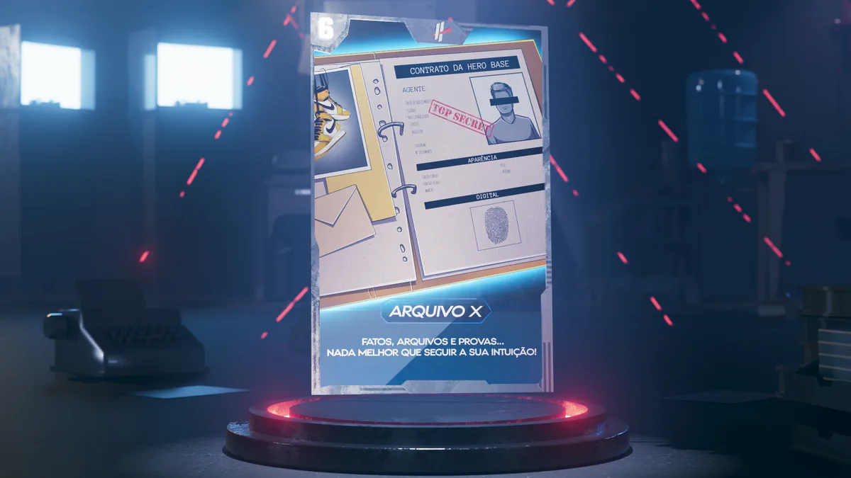 Carta digital Arquivo X, com o dossiê de um agente, sobre um pedestal numa sala escura.