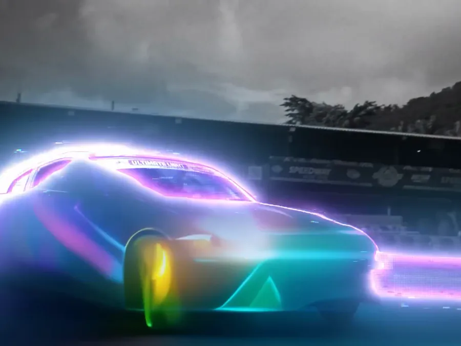 Quadro do filme: o carro vira um contorno de luz neon diante da arquibancada.