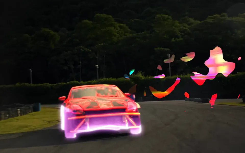 Quadro do filme: o carro na pista com contorno de neon rosa e manchas coloridas no ar.