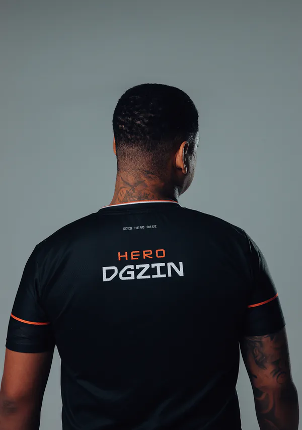 Foto do ensaio: um jogador de costas com a camisa Hero Dgzin.