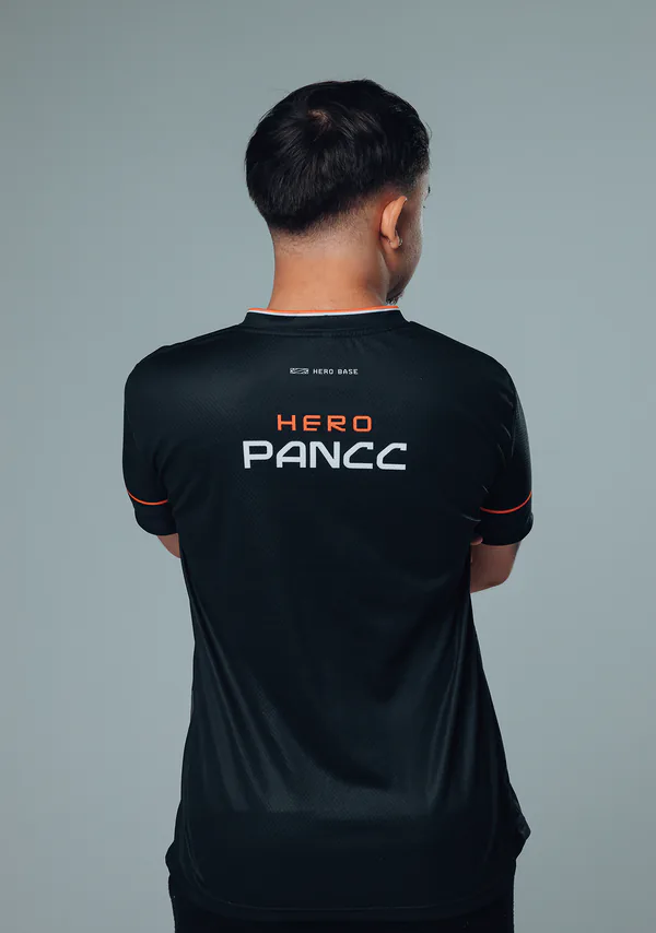 Foto do ensaio: um jogador de costas com a camisa Hero Pancc.