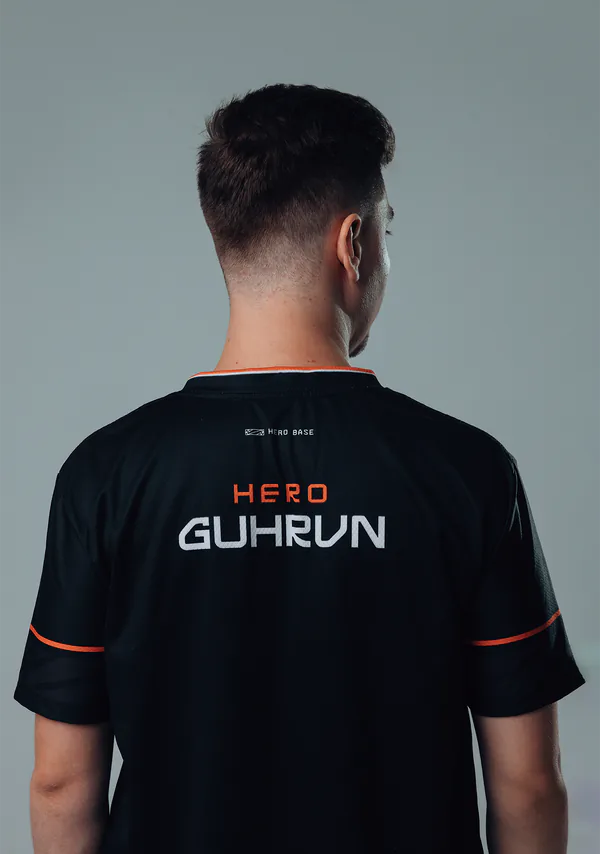 Foto do ensaio: um jogador de costas com a camisa Hero Guhrvn.