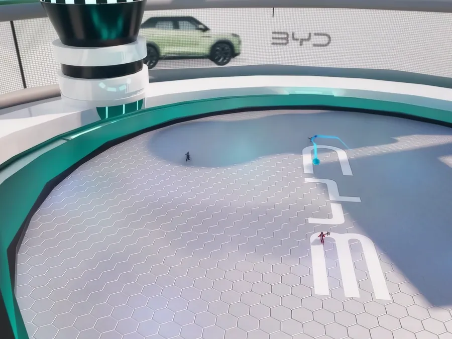 O BYD Yuan Pro estacionado no alto da arena do mapa, com a marca da BYD no chão, quadro do filme do modo de jogo.