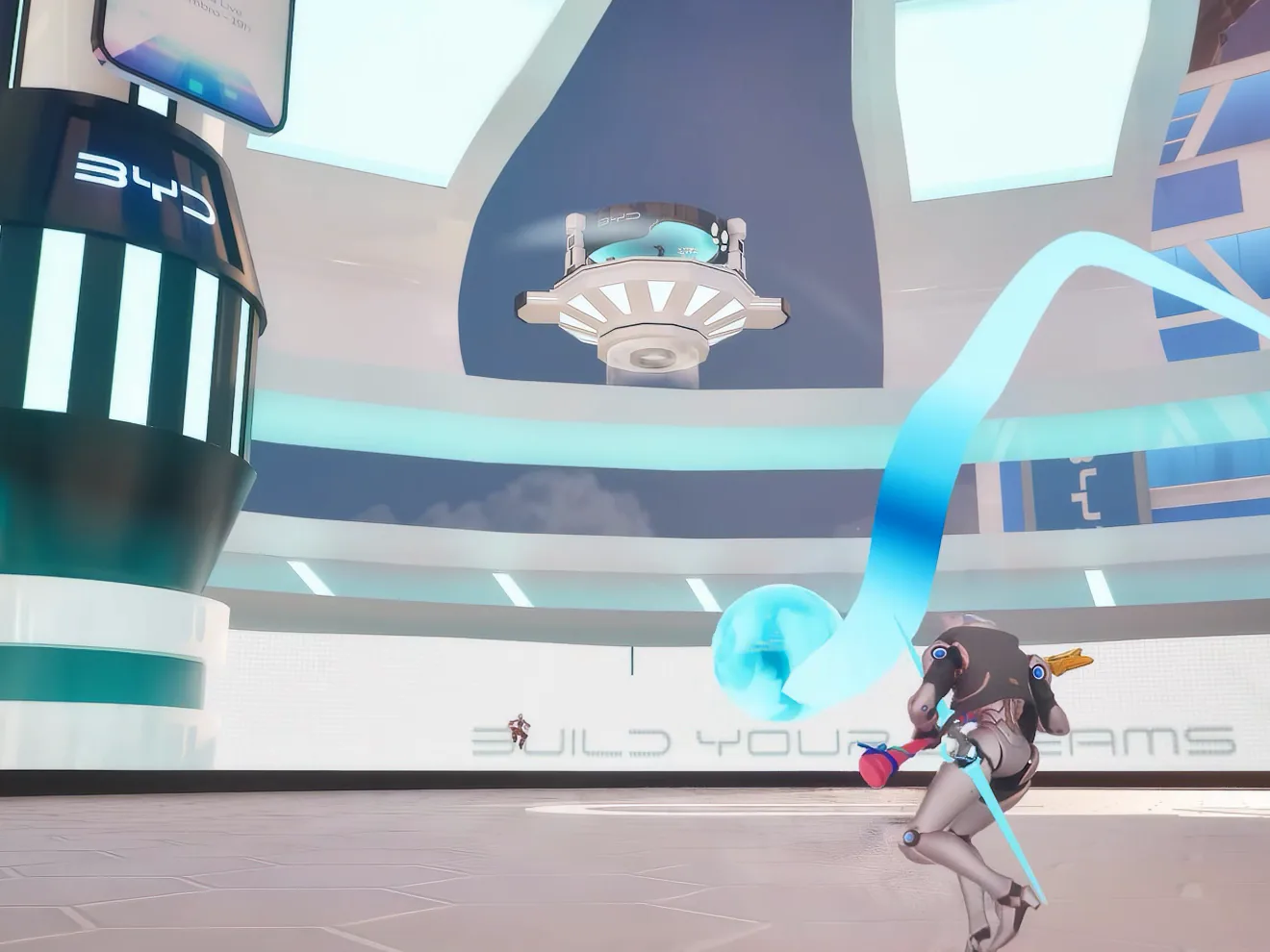 Partida no mapa: um jogador rebate a bola de energia na arena, com a torre da BYD ao fundo.