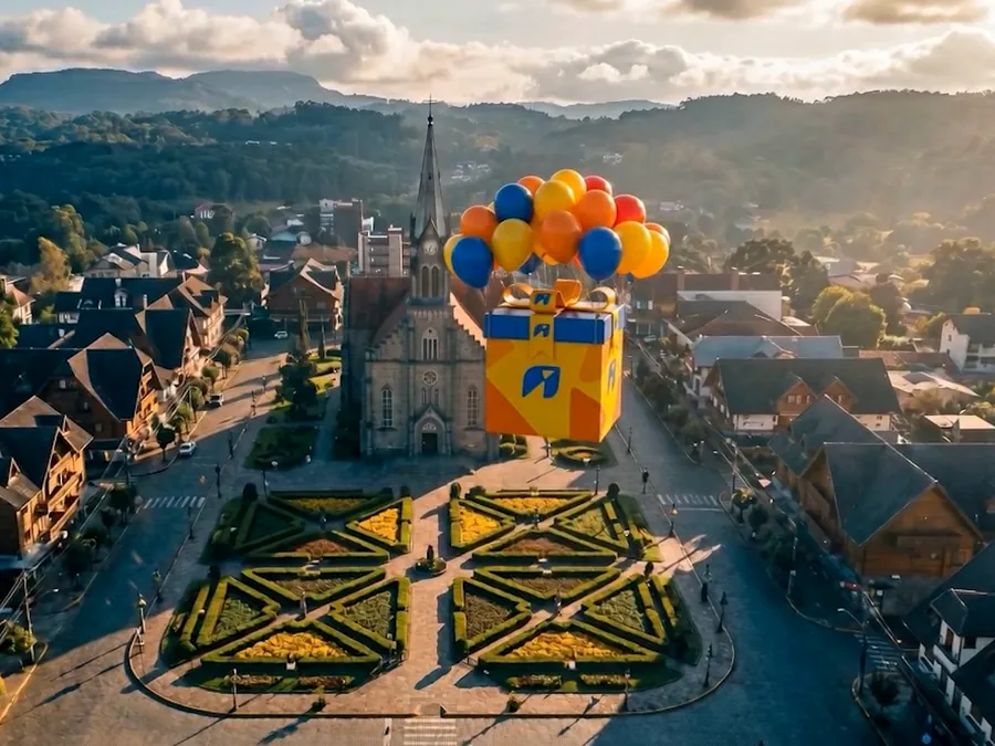 A caixa de balões sobre a praça de uma cidade serrana, quadro do filme.