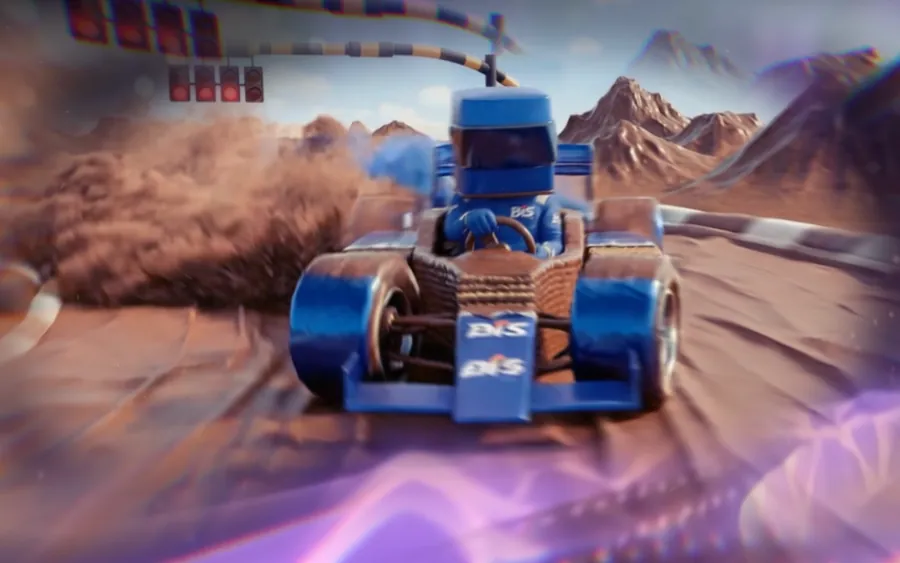 Carro de corrida azul feito de wafer, pilotado por um personagem, numa pista de chocolate.