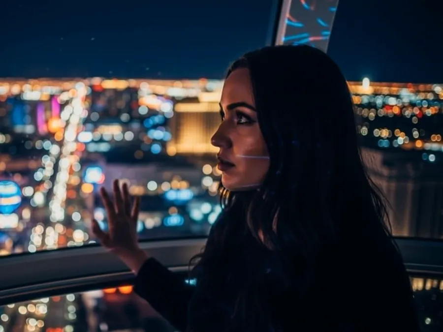 Uma mulher olha as luzes de Las Vegas pela janela, quadro do filme.