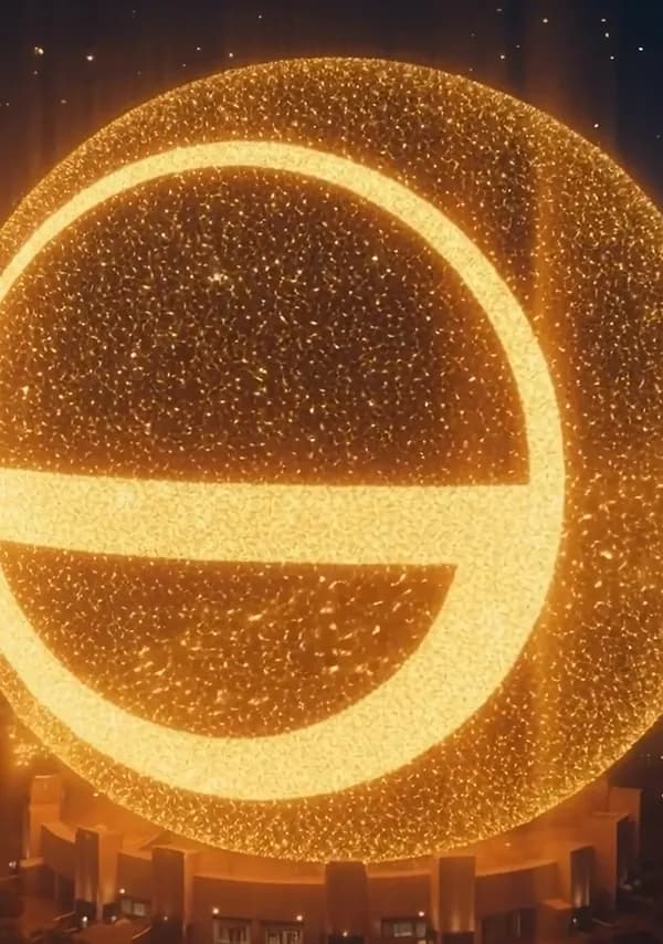 A letra O como uma esfera de luz sobre os prédios de Las Vegas.