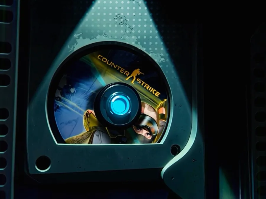 Um CD de Counter-Strike dentro de um gabinete antigo, iluminado no escuro, quadro do filme.